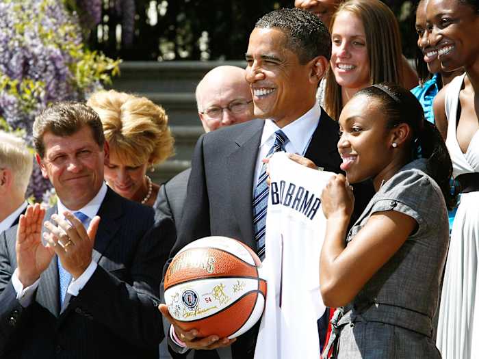 barack-obama-geno-auriemma-uconn-huskies-championship-white-house-visit.jpg